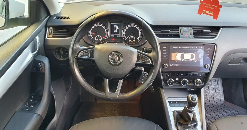 Skoda Octavia cena 40600 przebieg: 168500, rok produkcji 2019 z Biecz małe 277